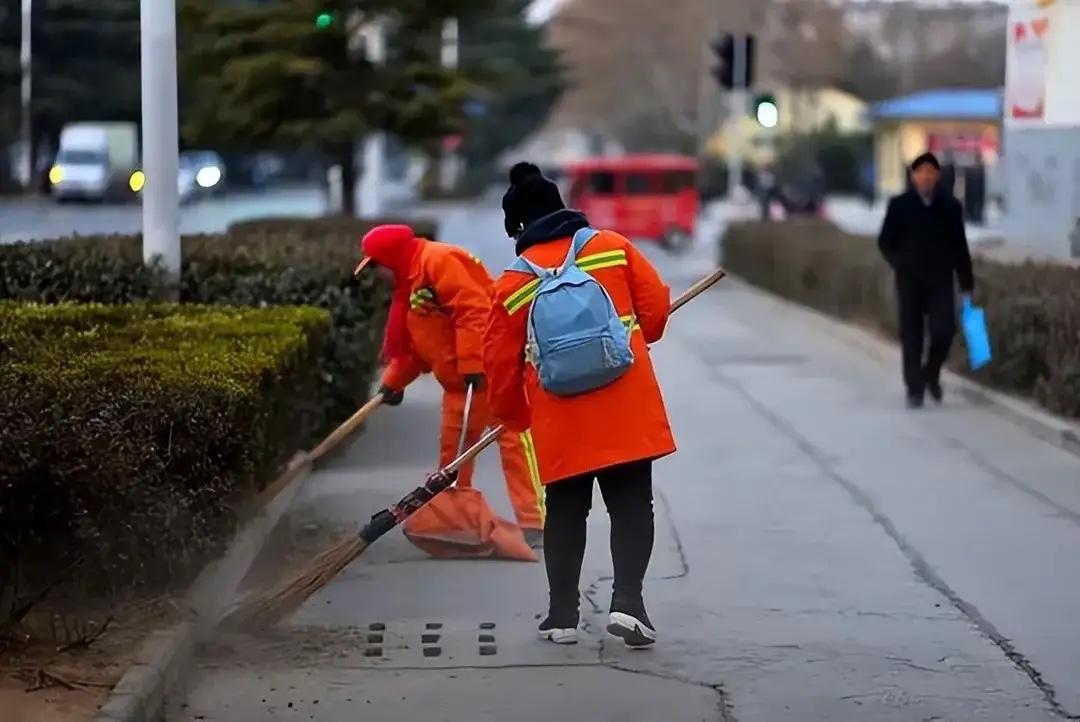 赚钱最辛苦的九种人：1、农民——体力劳动2、快递员——体力损耗3、迎宾员