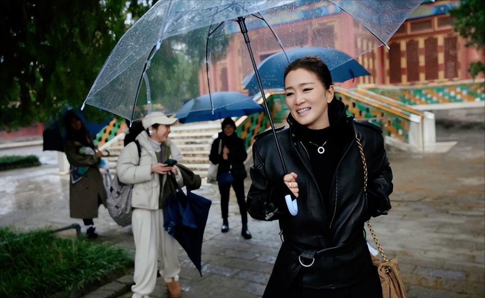 60岁巩俐这状态，真的太绝了！立冬后，北京北海公园里正飘着小雨，她穿着一件黑色皮