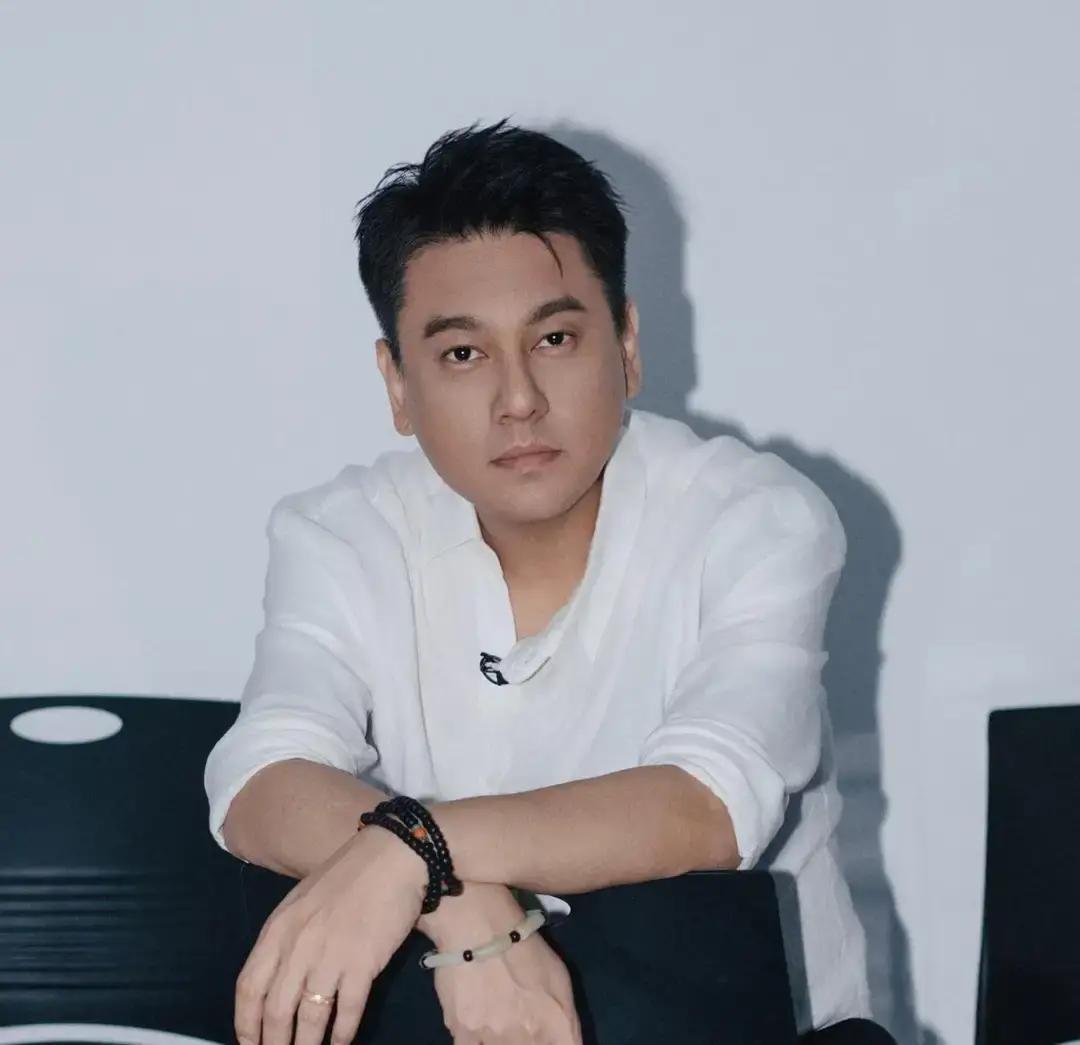 F4解散15年后，真相让人吃惊：他们不是过气了，而是彻底“撕掉标签”了。看