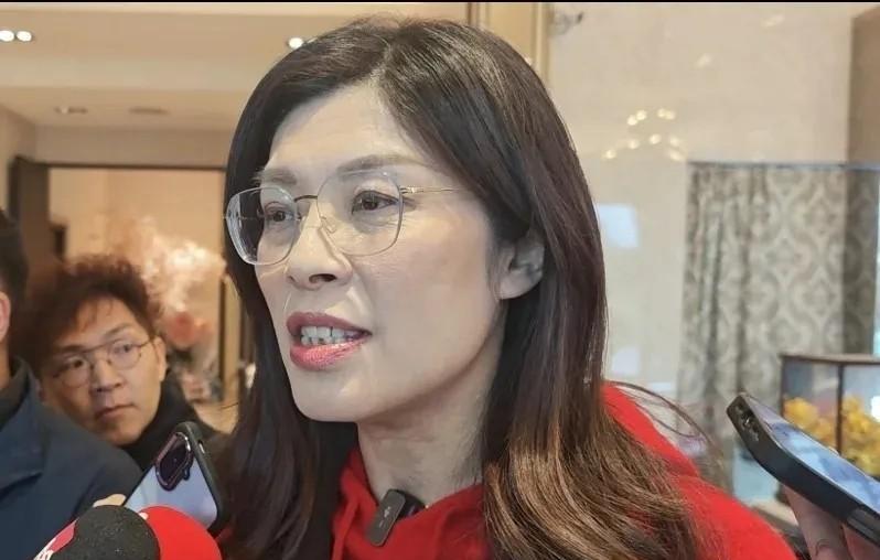 当郑丽文对侯友宜说“翻篇了”，她真正想说的是另一句话。她公开表态，自己和侯友宜