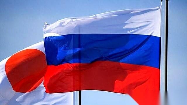 两架能带核弹的图-95，就这么贴着日本海飞过去了。日本的F-15呼啦啦地起飞拦