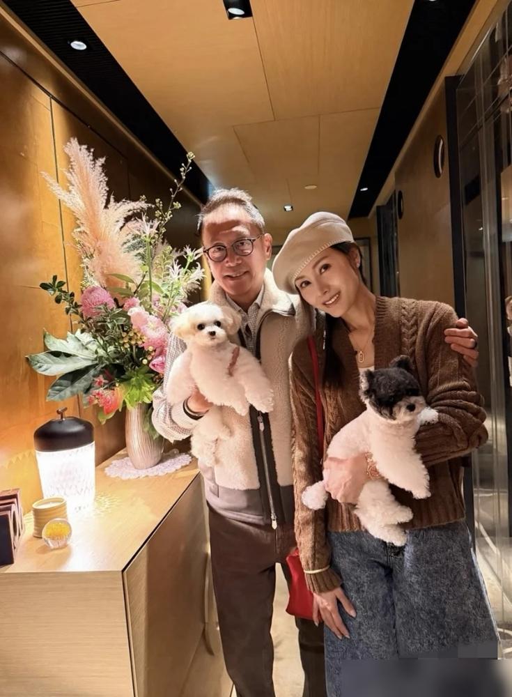 11月23日，李嘉欣晒与许晋亨的近照，庆祝二人结婚17周年，许晋亨63岁，头发花