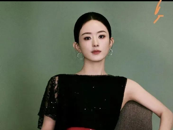 2025年7月15日，赵丽颖正式官宣成为纪梵希全球彩妆代言人，作为该品牌首位中国