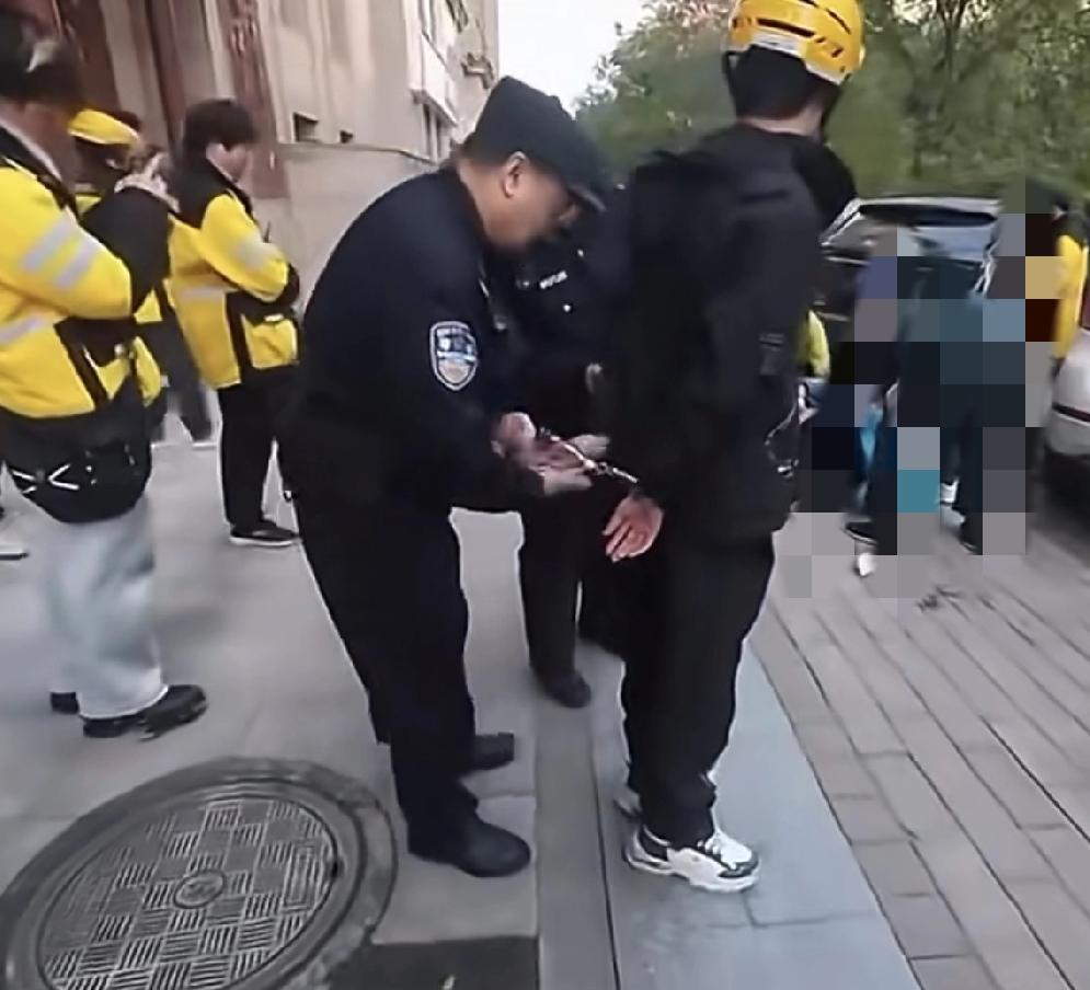 闯祸的外卖小哥是跑专送的，众包是美团APP打钱，日结，而众包是月结，骑手到手的薪