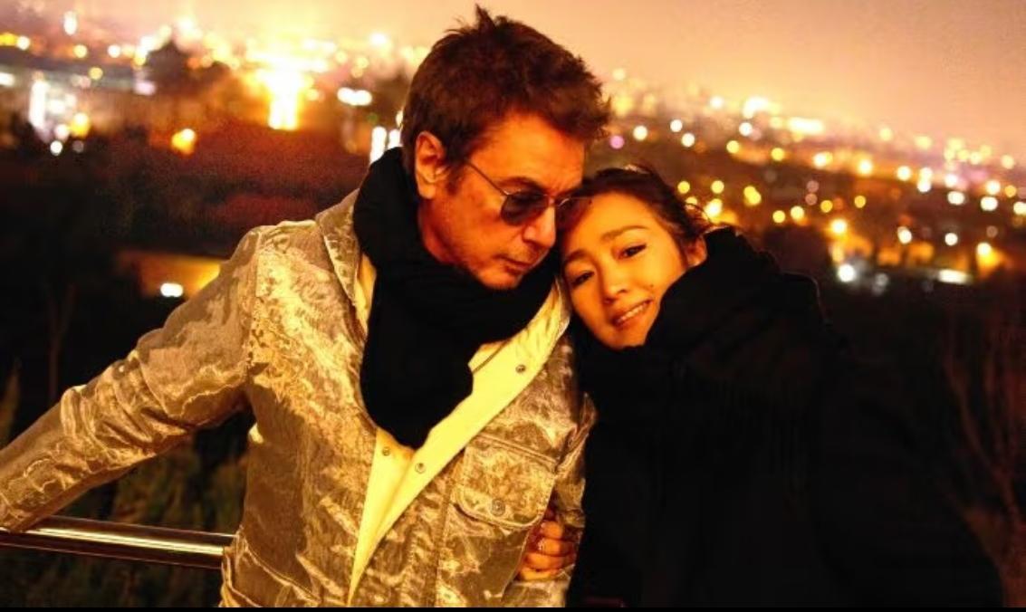 今夜，不知有多少中国男人要破防了。不是因为大美女巩俐带着法国老公回北京了，