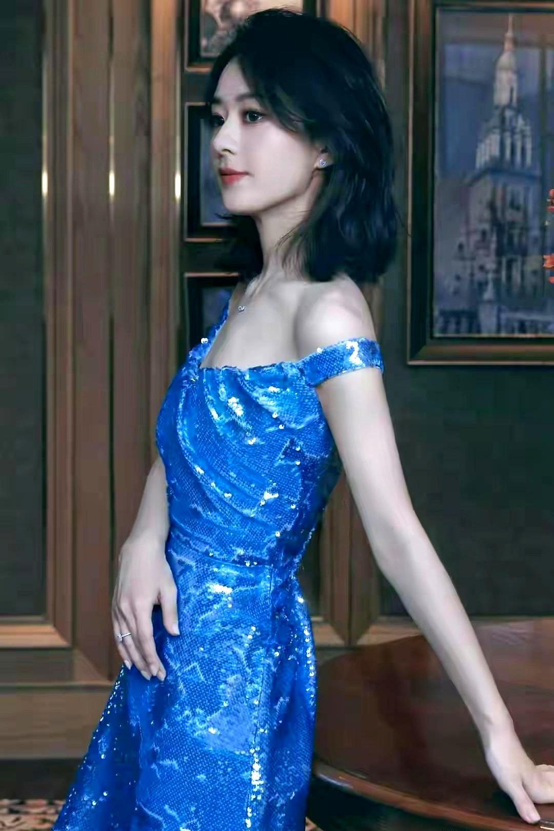 昨晚赵丽颖一条连亮片都没有的蓝裙，直接把娱乐圈拼死借高定镶碎钻的女星按在地上摩擦