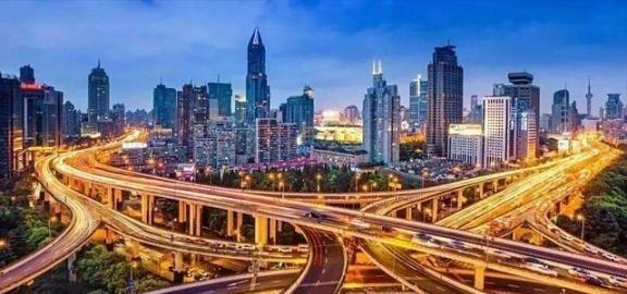 中美目前差距有多大？光从GDP上来看，美国是全球第一，中国是全球第二。可实际