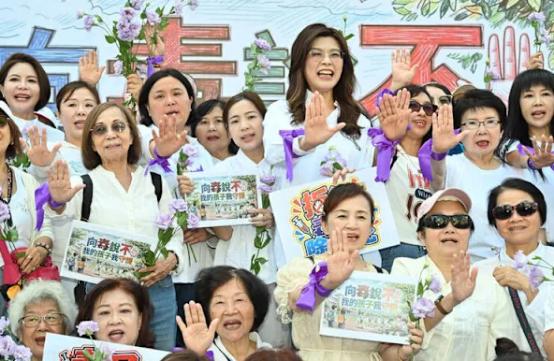 郑丽文来帮蒋万安站台了！10月9日上午，台北，国民党中央党部前广场。一群女性民代