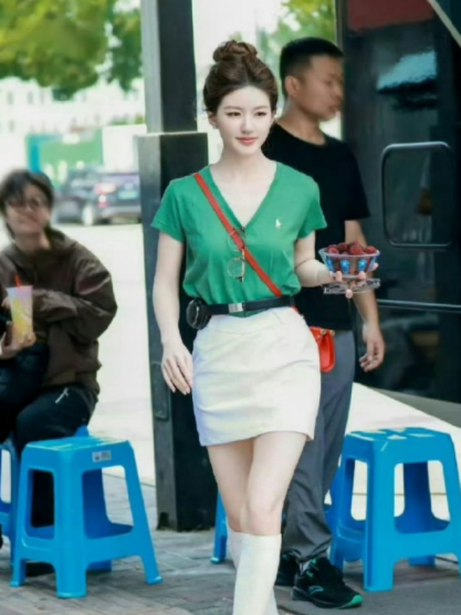 赵露思的腰……细得能把耳机当“腰带”​​​