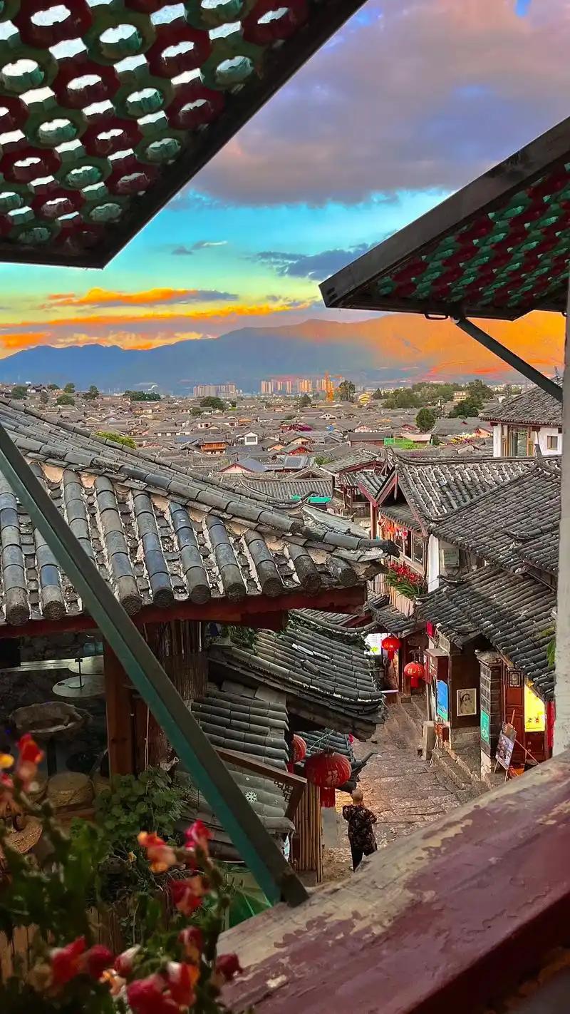8月1日起，游客进丽江古城需缴纳50元古城维护费，有效期一年。当然并不是所有