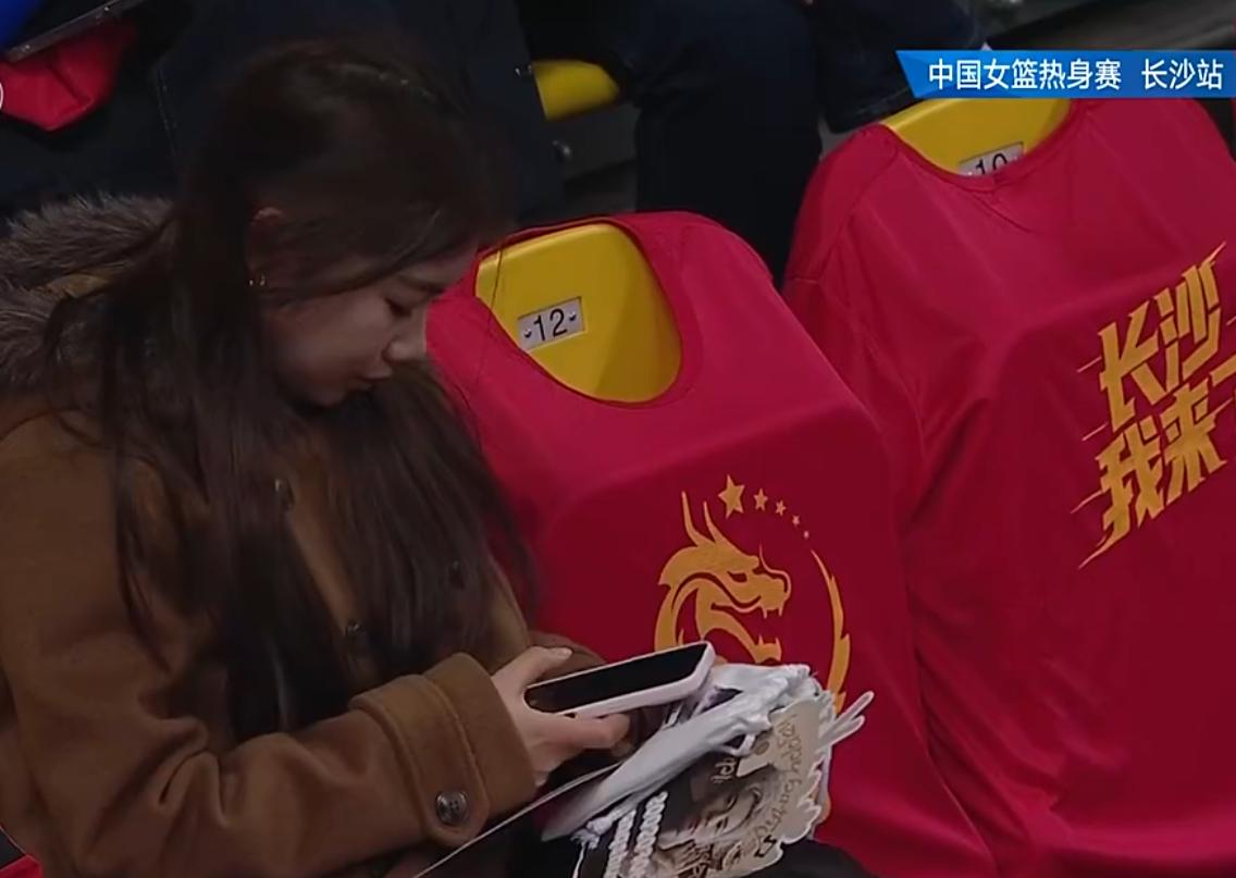 导播至少3次中断直播看这名女观众。3月6日，中国女篮在长沙进行了与巴西女篮的第