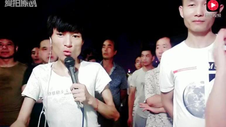 [拍客]残疾歌手王亮翻唱流浪兄弟(10)_土豆视频