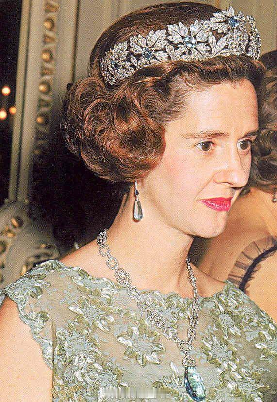 珠宝比利时法比奥拉王后的海蓝宝套装，包括吊坠、耳环和一条两用钻石项链，约制作于