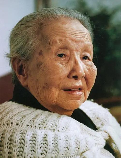 1990年春天，冰心九十岁，托人从北京送了一封信给孙立人，这信写得不绕弯子，开头