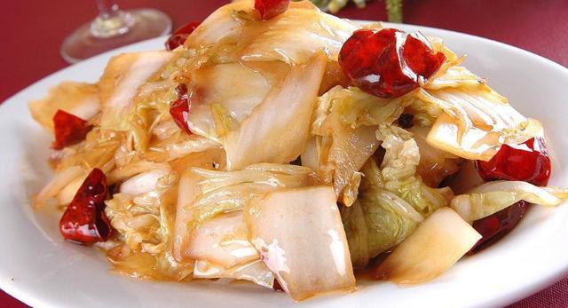 酸辣白菜帮是以白菜帮,适量油,盐,辣椒,生抽,醋,少许萝卜,葱为要