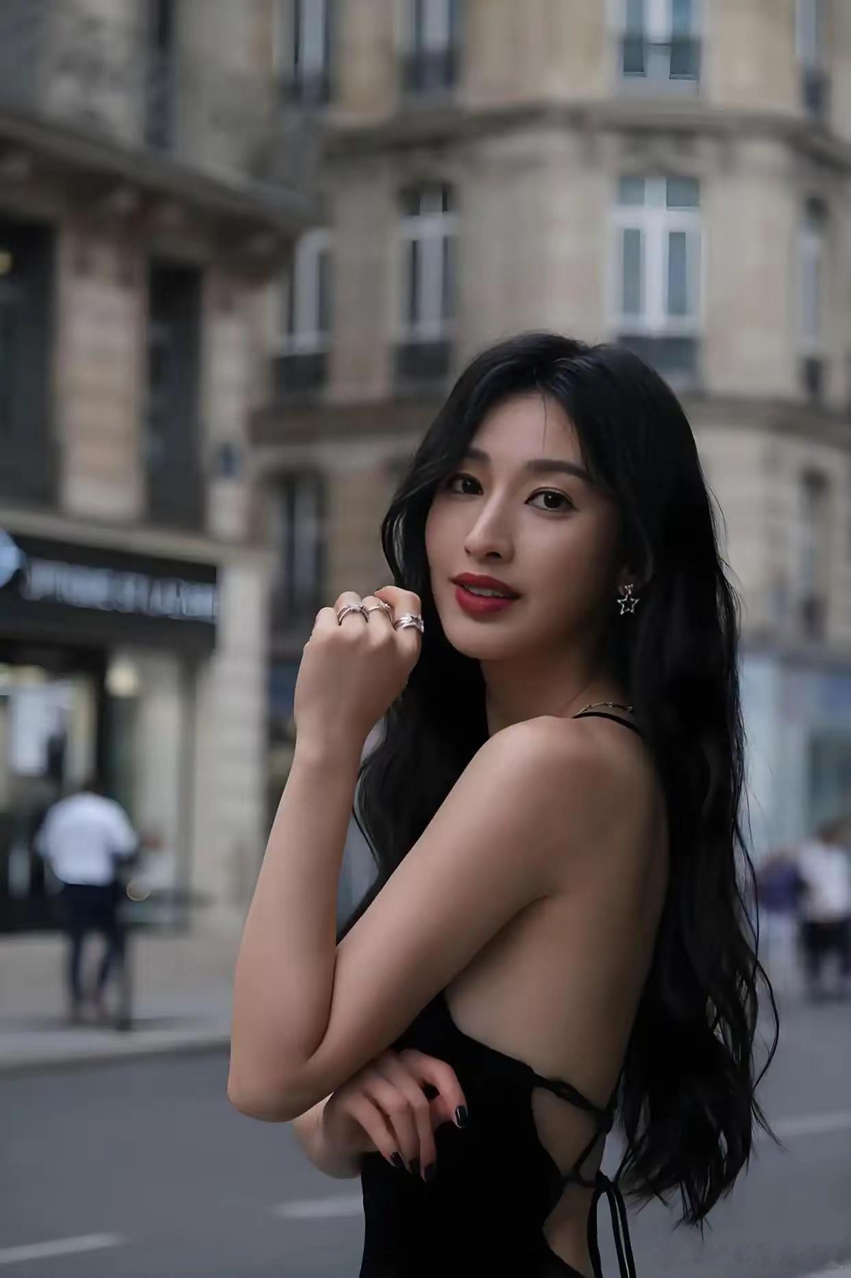 真是不得不承认《枭起青壤》里的张俪崛起了对上女主角迪丽热巴的主角光环张俪也丝毫不