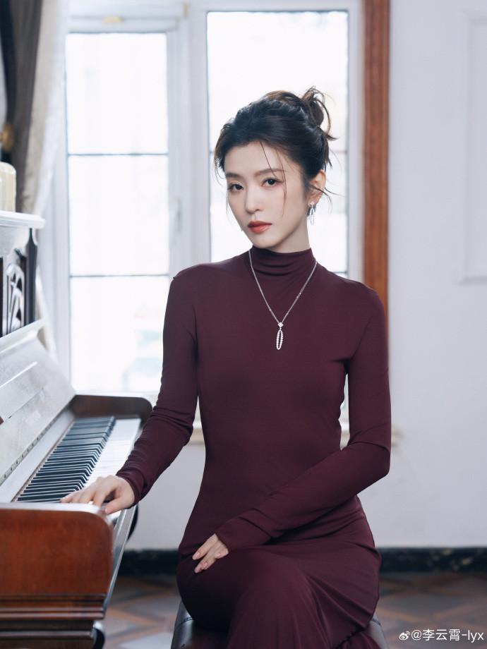 李云霄酒红紧身裙李云霄身材很曼妙李云霄造型反差感李云霄气质李云霄身材很曼妙，李