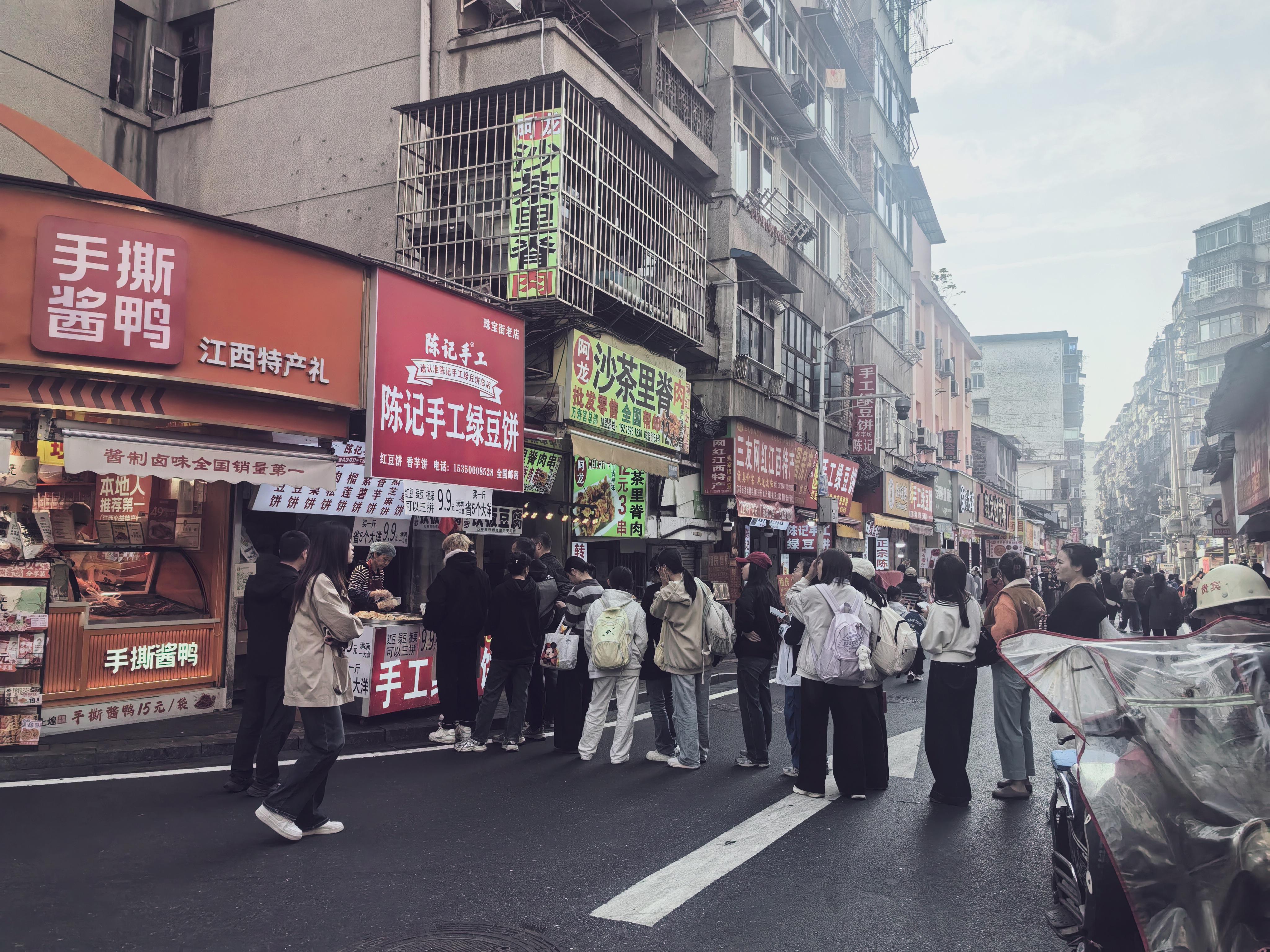 南昌珠宝街小吃，几家欢喜几家愁。同样是买绿豆饼的，有的不间断的排队，有...