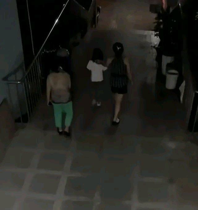 重庆这事儿真让人唏嘘。7岁女孩琪琪去同学家玩，出门时爸爸说晚上来接，还不让她带钥