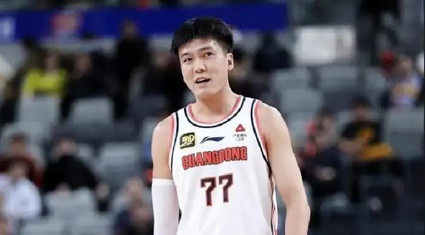 300万换18岁，广东这波不亏黄荣奇走的那天，训练馆灯还亮着。他防小外援是