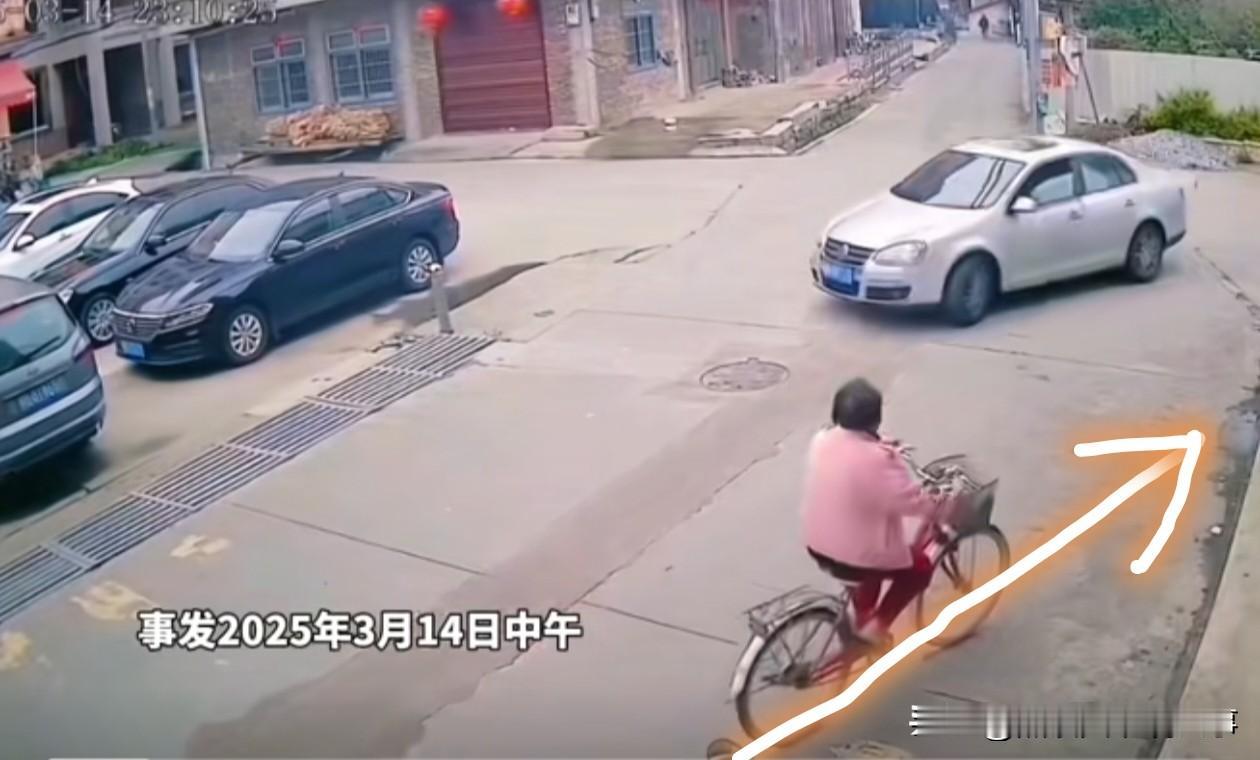 初中生遭遇无接触事故，被要求赔偿22万，这笔钱该不该掏？我们来逐帧分析现场视频。