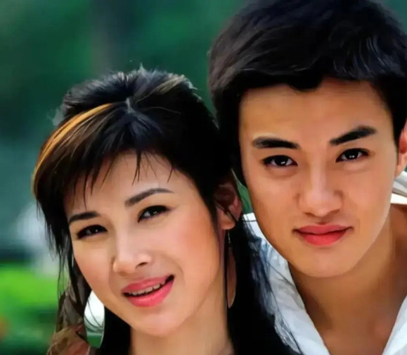 2011年，身价50亿的温州首富周旭辉瞒着原配，看上了“李云龙”的老婆童蕾，在豪