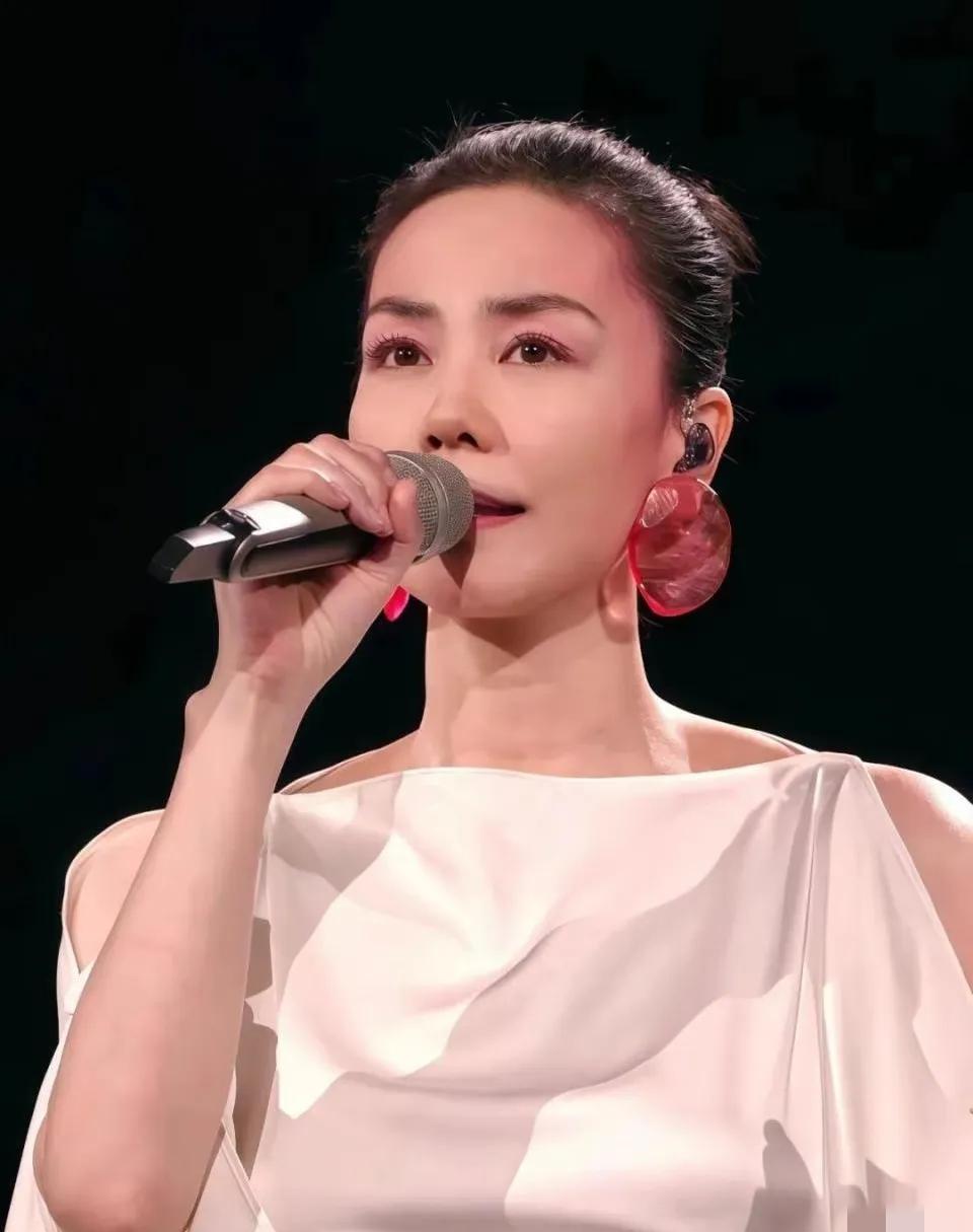 王菲，真有你的！5月30日，王菲引发热议。原因是，谢霆锋鸟巢演唱会，王菲和俞飞