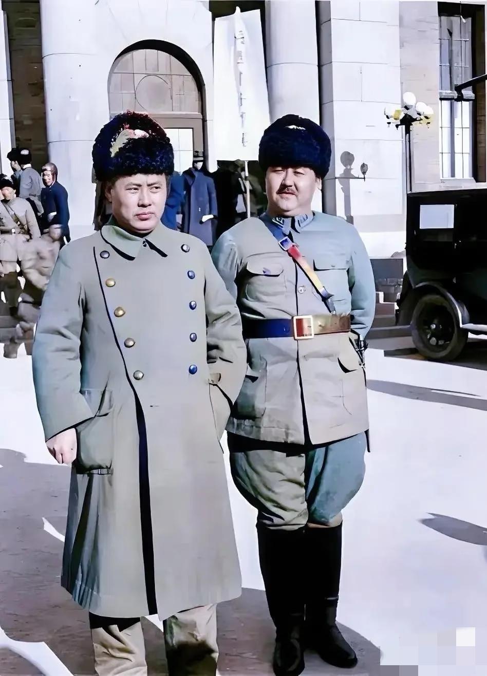 1936年，傅作义与他手下的骑兵司令赵承绶留下了一张珍贵合影。两位将领戎装并肩，