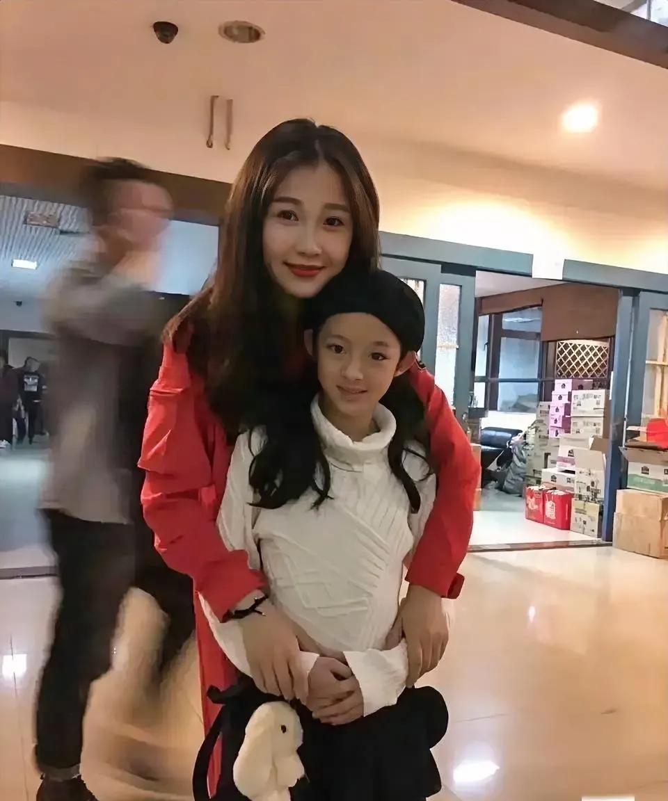 虞书欣和黄杨钿甜的合照！这真是物以类聚，人以群分！虞书欣之前就被爆出爸爸是老赖，