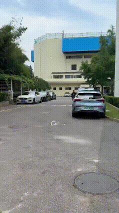 网友在体总拍到孙逊，现在他一看到网友拿手机，就拿出自己的头盔，展示给所有人
