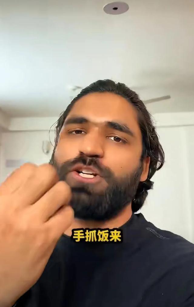 印度博主：我想听听中国人对我们用手抓饭吃的看法。近几年，印度不断加大对外宣传