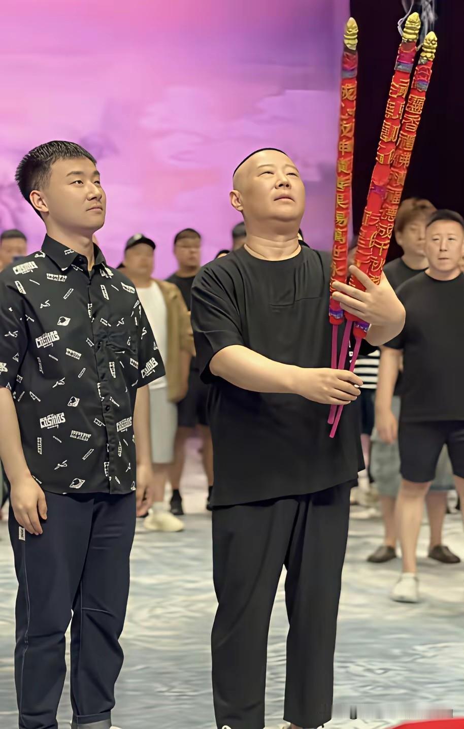 郭德纲带麒麟剧社祭拜祖师爷，被侯学好举报“宣扬封建迷信”？这事儿听着就透着股拧巴
