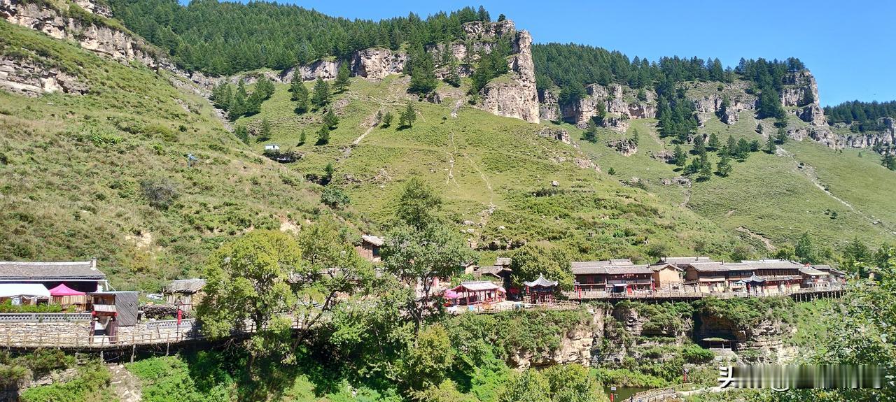 山西宁武芦芽山悬空村，没想象的那么悬。村子建在悬崖之上，高度大约15至30米不等
