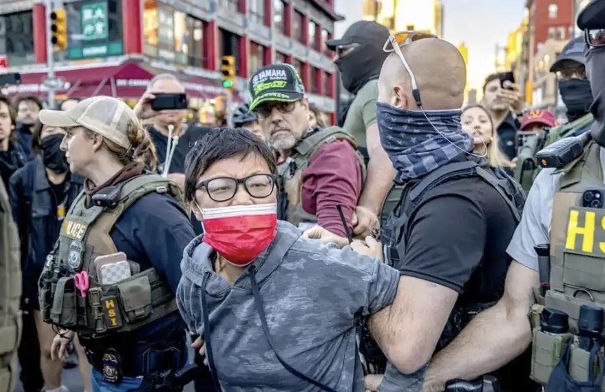 事发纽约唐人街，美国的ICE，突然闯入唐人街，逮捕唐人街里的小商小贩。理由是