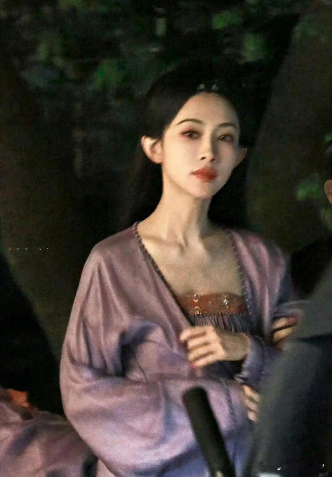 10月22日，被孟子义一身紫色戏服惊艳了！孟子义淡妆素抹，身披黑色长发，卸下珠