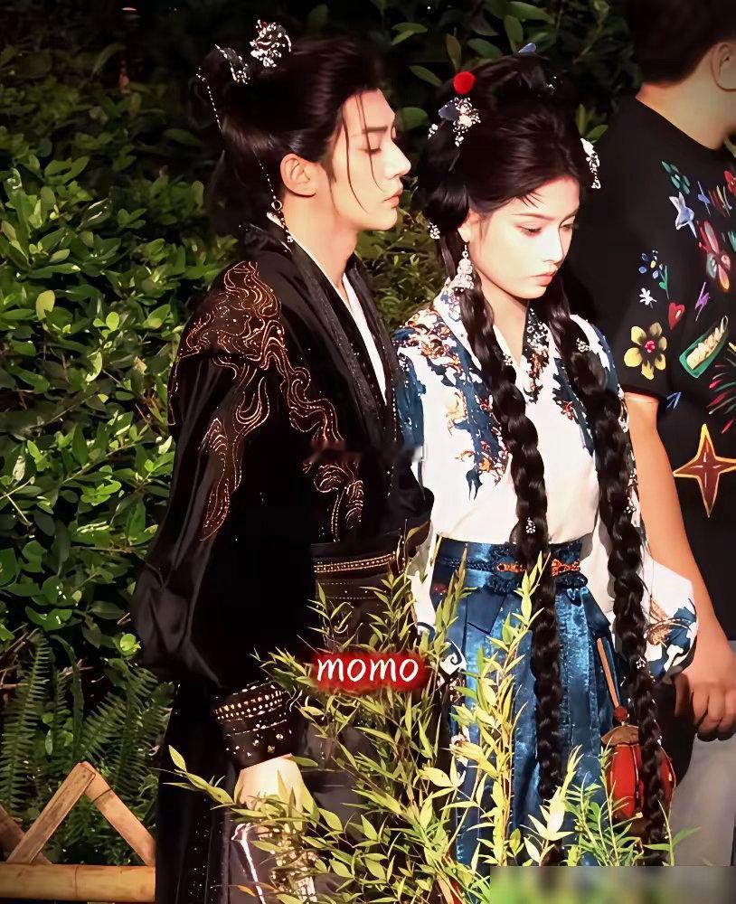 郭敬明剧组晚上8点后滴水不沾，演员拍夜戏拍到凌晨，饿着肚子还不能喝水。一份爆料