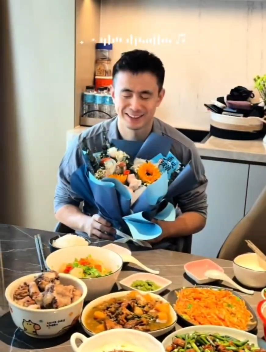 热点观点畅聊会这就是所谓的老婆孩子热炕头吗？当带伤打完世预赛的赵继伟，回到自己的
