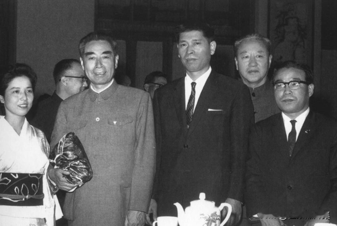 1965年5月13日，周恩来总理接见日本著名排球教练大松博文和夫人。南汉宸（右二