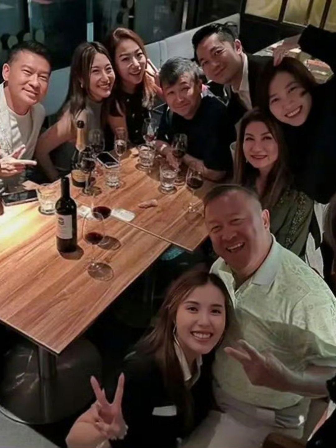 曾志伟和女星合影姿势引争议TVB高层乐易玲生日，公司旗下大量艺人前往祝贺。当晚