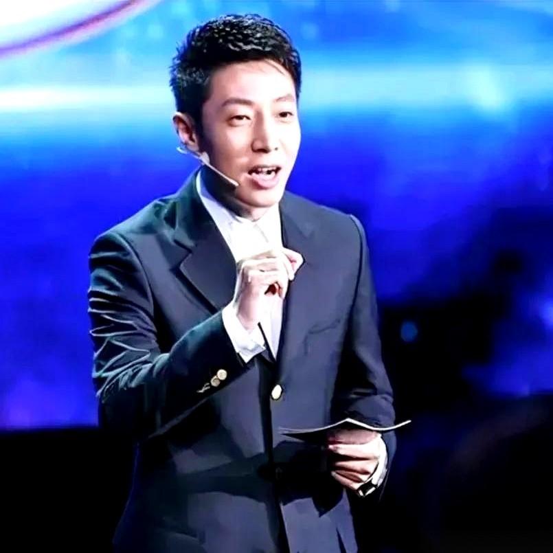 一个中科院的博士，正儿八经读了二十多年的书，结果跑去山里开了个民宿。他爸差点没