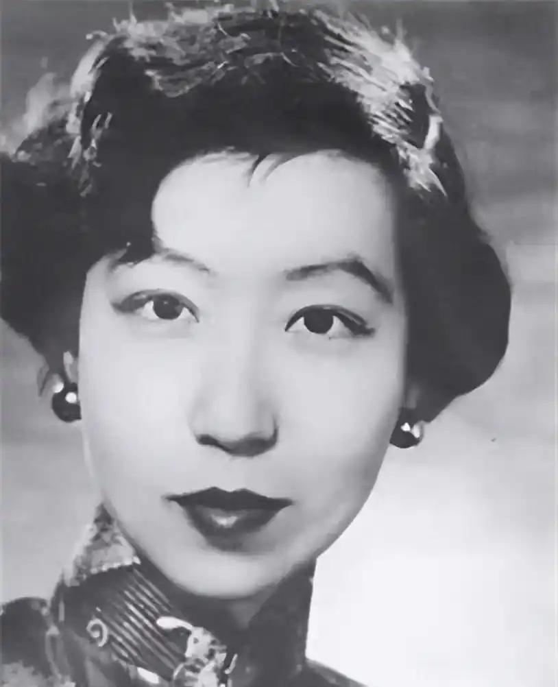 1938年张爱玲被父亲打针，藏着民国才女的原生伤痛1938年，张爱玲40岁
