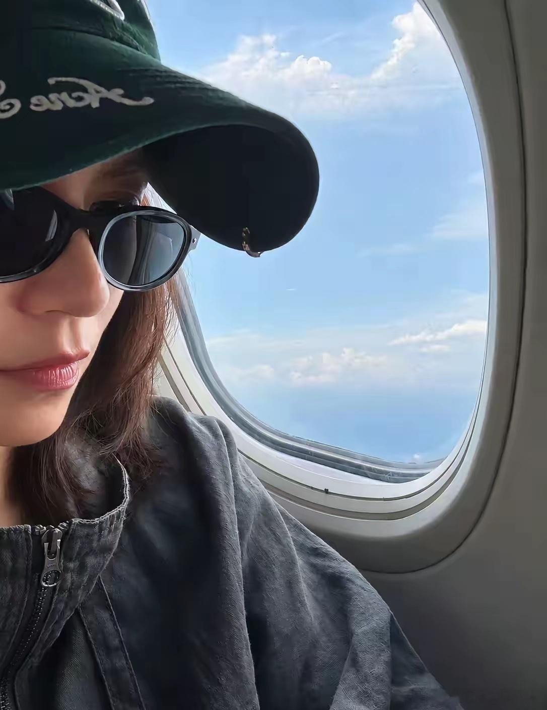贾静雯晒女儿近照，贾静雯带家人出游9月26日凌晨，演员贾静雯在个人社交平台分享了