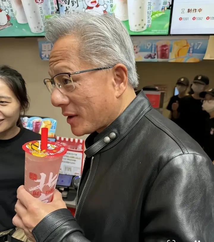黄仁勋的保镖:这辈子都没接过这么轻松的活。老黄身为千亿大佬随同懂