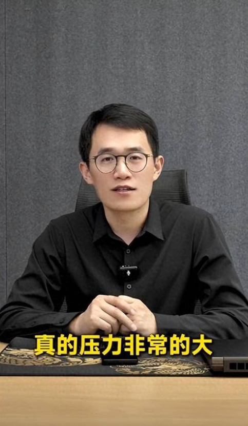 翻开王腾过去从业史，在好几家手机品牌都干过，在OPPO从2008年一直到2016
