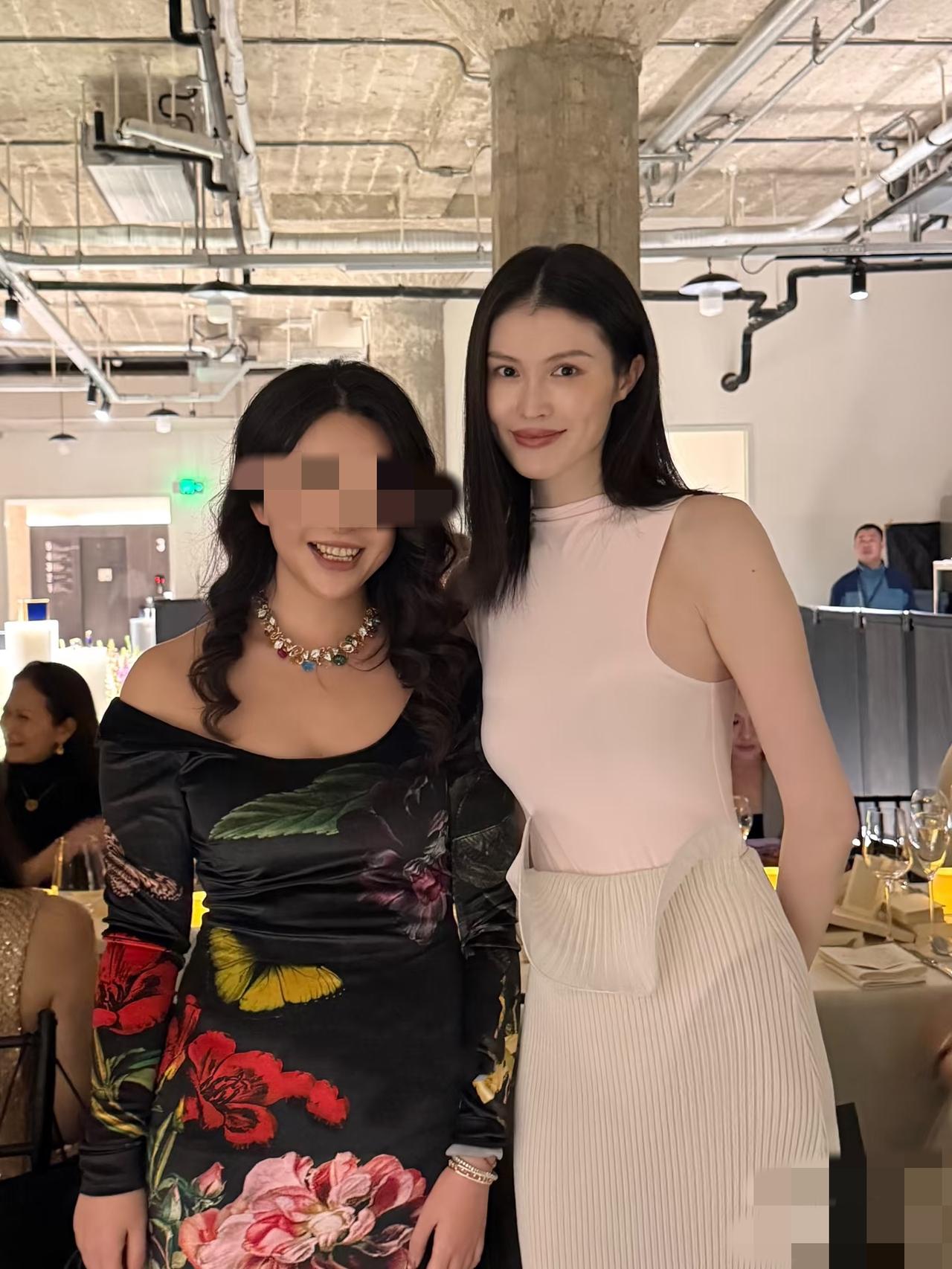 3月27日，路人镜头下的何穗真实颜值曝光，虽然升级当了妈妈，但气质和身材还是很不