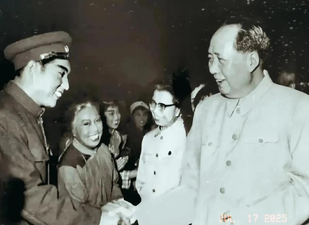 一张珍贵的老照片。这是五六十年代，毛主席接见样板戏“红灯记”剧组中李玉和和沙奶