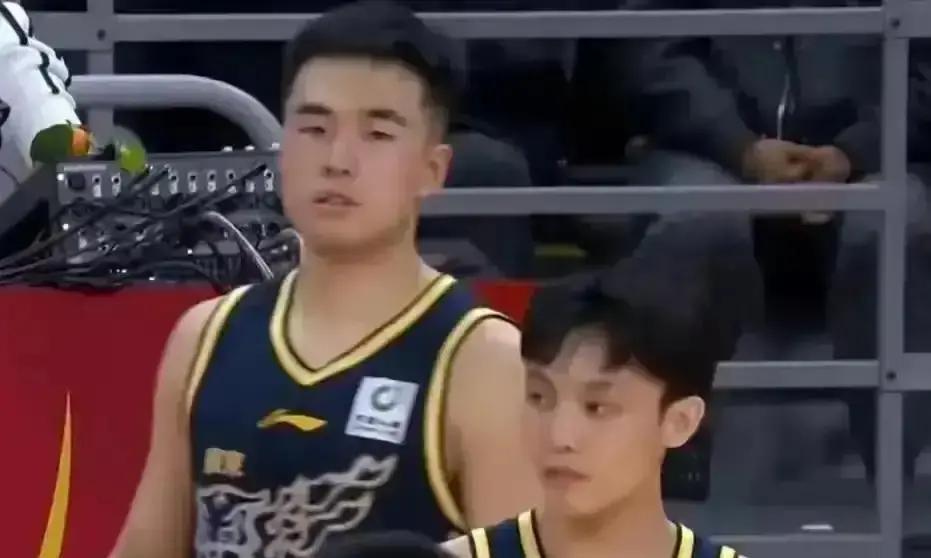 裁判漏判一次，饭碗直接没了昨晚广东打山西，最后37秒，胡明轩被连拉带拽，裁