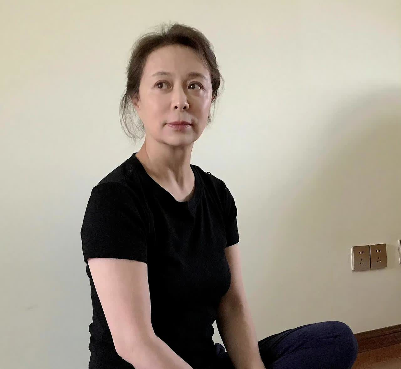 她是国家一级演员，嫁给了富商37年，婚姻幸福稳定，一家三口幸福美满。没想到她看起