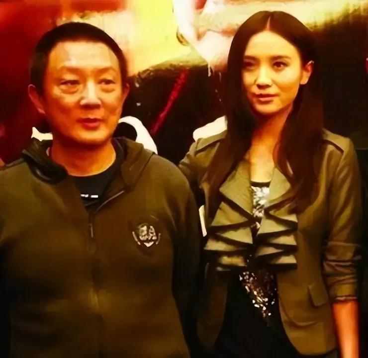 毁了半个娱圈美人的“风流导演”，如今67岁跌落神坛？明明其貌不扬的张黎，曾经