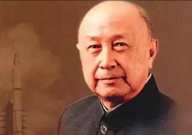 钱学森当年出国时，有一个动人的细节：临开船时，父亲钱均夫突然从衣袋里掏出一张纸条